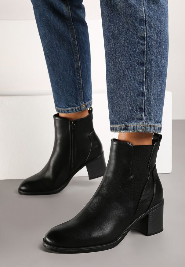 Renee - Czarne Botki Sztyblety na Słupku z Elastyczną Wstawką w Kształcie Pioruna Zinneta. Kolor: czarny. Materiał: jeans, skóra, dzianina. Obcas: na słupku. Styl: elegancki. Wysokość obcasa: średni