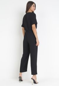 Born2be - Czarny Kopertowy Kombinezon z Bawełny i Wiskozy Semalia. Kolor: czarny. Materiał: bawełna, wiskoza. Długość rękawa: krótki rękaw. Długość: krótkie #2