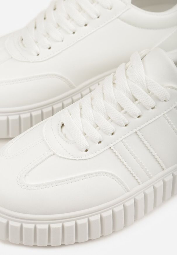 Renee - Białe Sneakersy na Tłoczonej Platformie Ozdobione Dwoma Paskami Hesaia. Okazja: na co dzień. Zapięcie: pasek. Kolor: biały. Materiał: jeans. Wzór: aplikacja. Obcas: na platformie