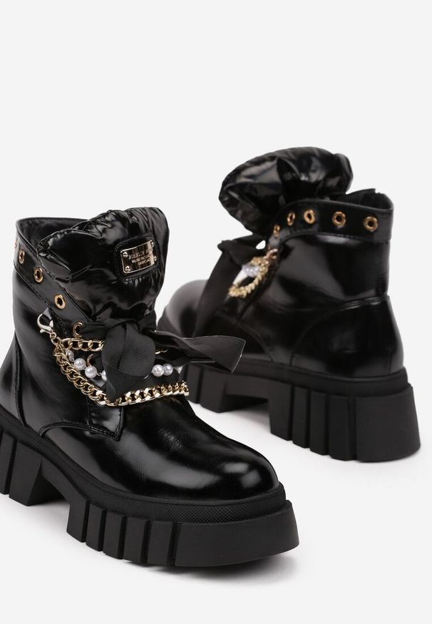 Born2be - Czarne Botki Ozdobione Łańcuchami i Perełkami na Grubej Podeszwie Verinarae. Kolor: czarny. Wzór: aplikacja
