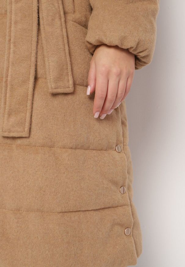 Born2be - Beżowa Pikowana Kurtka z Kapturem i Paskiem Zdobiona Rozcięciami na Napy Semiriora. Okazja: na spacer, na co dzień. Typ kołnierza: kaptur. Kolor: beżowy. Materiał: jeans. Wzór: aplikacja. Styl: casual, elegancki