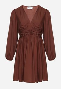 Born2be - Brązowa Rozkloszowana Sukienka z Marszczeniem w Talii i Dekoltem w Serek Salindea. Okazja: na co dzień. Typ kołnierza: dekolt w serek. Kolekcja: plus size. Kolor: brązowy. Długość rękawa: długi rękaw. Typ sukienki: dla puszystych. Styl: casual, elegancki #4