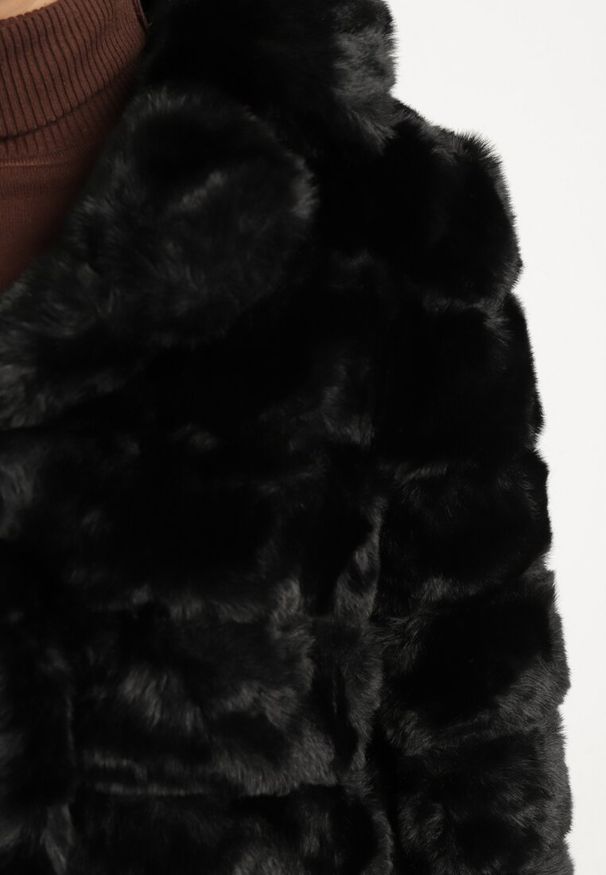 Born2be - Czarna Kurtka Futrzana z Przeszyciami Raline. Kolor: czarny. Materiał: futro
