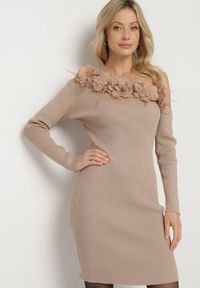 Born2be - Beżowa Sweterkowa Sukienka z Wiskozą o Asymetrycznym Kroju z Kwiatami 3D i Piórami Nellyra. Kolor: beżowy. Materiał: wiskoza. Wzór: kwiaty. Typ sukienki: asymetryczne #4