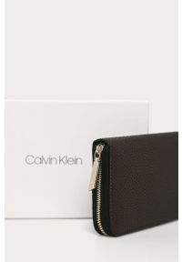 Calvin Klein - Portfel. Kolor: brązowy. Materiał: syntetyk, materiał, skóra ekologiczna. Wzór: gładki #2