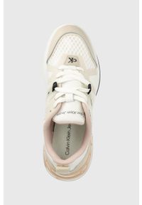 Calvin Klein Jeans sneakersy YW0YW00525.0LE kolor beżowy. Nosek buta: okrągły. Zapięcie: sznurówki. Kolor: beżowy. Materiał: skóra, guma. Obcas: na platformie #5