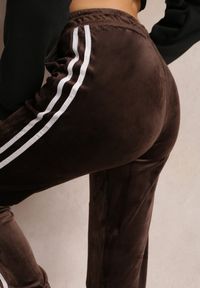 Renee - Ciemnobrązowe Spodnie Dresowe Welurowe z Lampasami Zorra. Kolor: brązowy. Materiał: dresówka, welur #5
