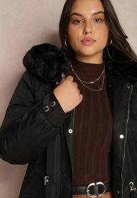 Renee - Czarna Kurtka Parka Nylonowa Mivo. Okazja: na co dzień. Kolekcja: plus size. Kolor: czarny. Materiał: nylon. Sezon: zima. Styl: wizytowy, klasyczny, elegancki, casual #3
