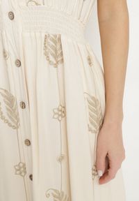 Born2be - Beżowa Koszulowa Sukienka z Bawełną Ozdobiona Metaliczną Nicią Tirlio. Okazja: na spacer, na co dzień. Kolor: beżowy. Materiał: bawełna. Wzór: aplikacja. Typ sukienki: koszulowe. Styl: casual, elegancki, klasyczny #5