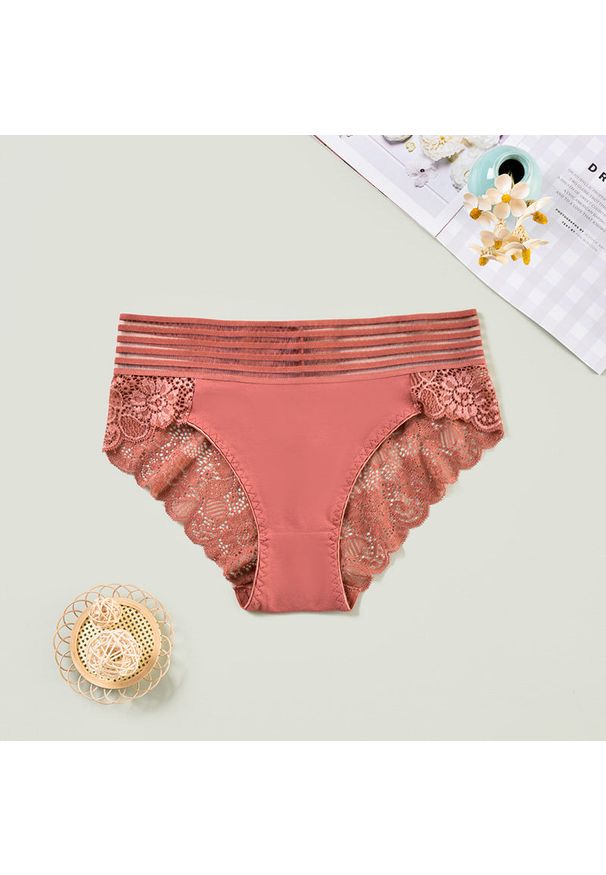 Intica - Koronkowe tangi z ozdobnym pasem na specjalne okazje Kasumi. Kolor: beżowy. Materiał: koronka. Wzór: koronka