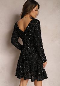 Renee - Czarna Kopertowa Sukienka Mini w Cekiny z Marszczeniem Elegnarie. Kolor: czarny. Materiał: materiał. Typ sukienki: kopertowe. Długość: mini #5
