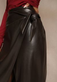 Renee - Brązowa Marszczona Spódnica z Imitacji Skóry o Kopertowym Kroju z Wiązaniem Seoselle. Okazja: na randkę, na spotkanie biznesowe. Kolor: brązowy. Materiał: skóra. Styl: biznesowy #3