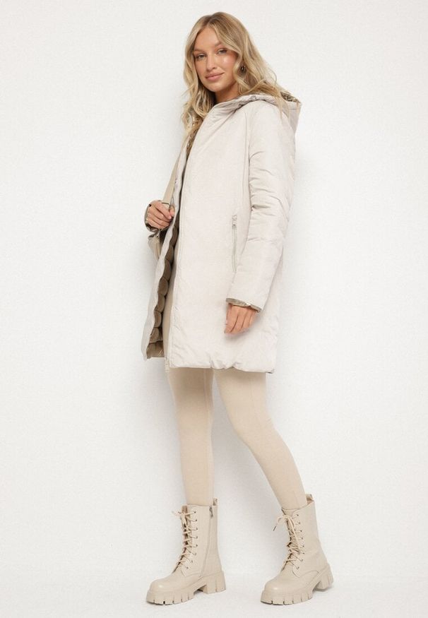 Born2be - Jasnobeżowa Pikowana Kurtka Dwustronna z Kapturem Alarrise. Okazja: na spacer. Typ kołnierza: kaptur. Kolor: beżowy. Materiał: skóra, jeans. Wzór: gładki