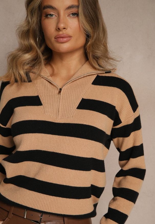 Renee - Beżowo-Czarny Sweter w Paski z Suwakiem przy Dekolcie Ralanae. Okazja: na co dzień. Kolor: beżowy. Materiał: skóra, jeans. Długość rękawa: długi rękaw. Długość: długie. Wzór: paski. Styl: klasyczny, casual