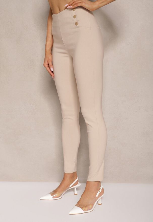 Renee - Beżowe Spodnie Skinny z Bawełną i Ozdobnymi Guzikami Arrimarela. Okazja: na co dzień. Stan: podwyższony. Kolor: beżowy. Materiał: bawełna. Styl: klasyczny, elegancki, casual