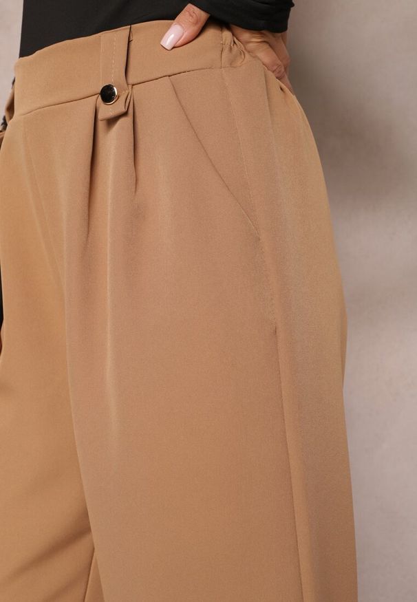Renee - Brązowe Eleganckie Spodnie Dzwony z Ozdobnymi Patkami w Pasie Nattas. Stan: podwyższony. Kolor: brązowy. Styl: elegancki