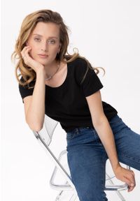 Volcano - Elastyczna koszulka basic T-ANA. Okazja: na co dzień. Kolor: czarny. Materiał: bawełna, materiał. Długość rękawa: krótki rękaw. Długość: krótkie. Wzór: gładki. Styl: klasyczny, casual, elegancki #1