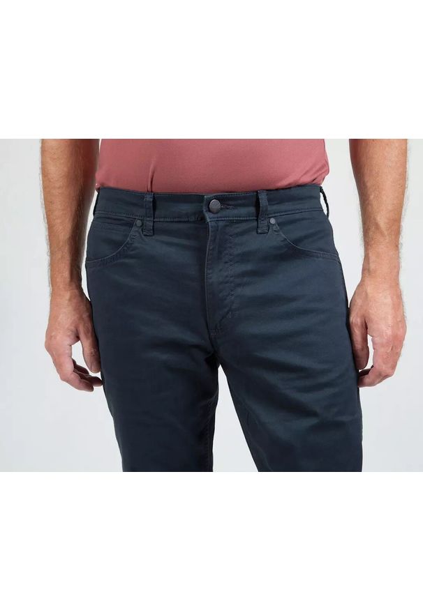 Wrangler - WRANGLER GREENSBORO MĘSKIE SPODNIE MATERIAŁOWE CHINO CHINOSY MARINE NAVY W15QOFB14. Materiał: materiał. Styl: marine