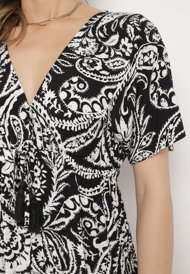 Born2be - Czarna Sukienka W stylu Boho z Gumką w Pasie i Chwostami Wornima. Kolor: czarny. Styl: boho