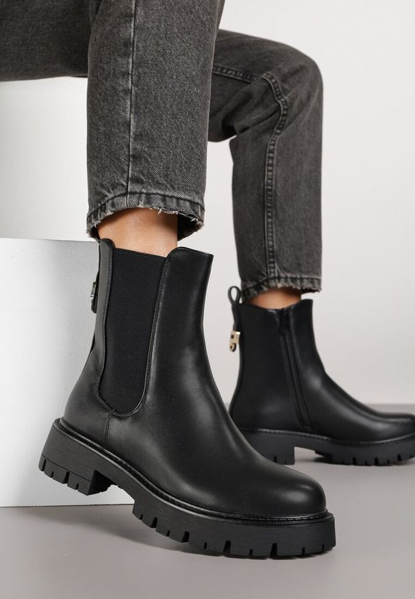 Born2be - Czarne Botki Sztyblety z Metaliczną Aplikacją z Tyłu Naluneia. Okazja: na co dzień. Kolor: czarny. Materiał: jeans, skóra. Wzór: aplikacja. Styl: casual