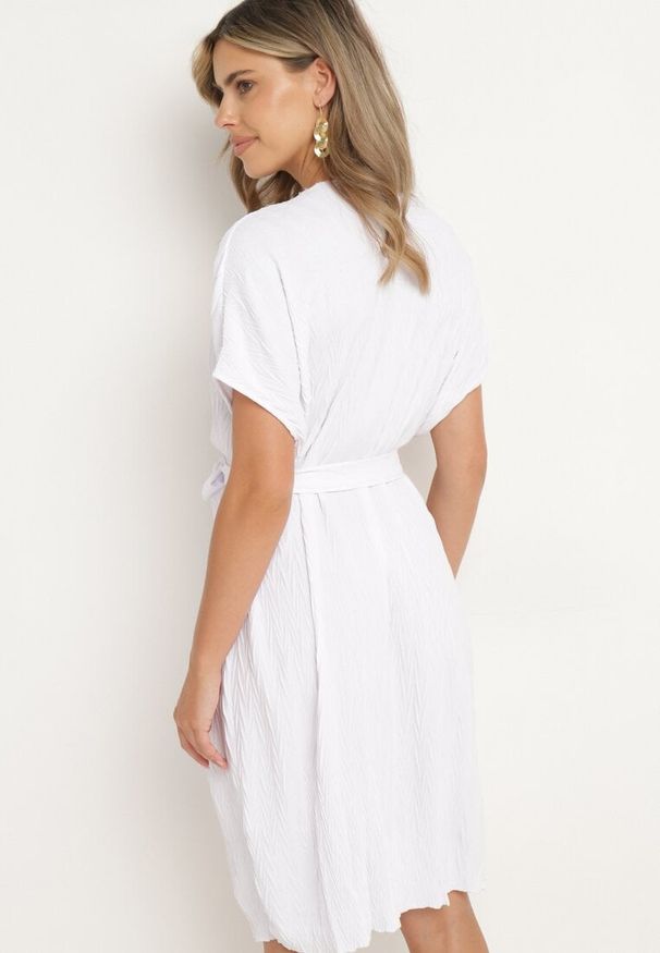 Born2be - Biała Sukienka pudełkowa z Materiałowym Paskiem Imoolia. Okazja: na co dzień. Kolor: biały. Materiał: materiał. Styl: casual, klasyczny