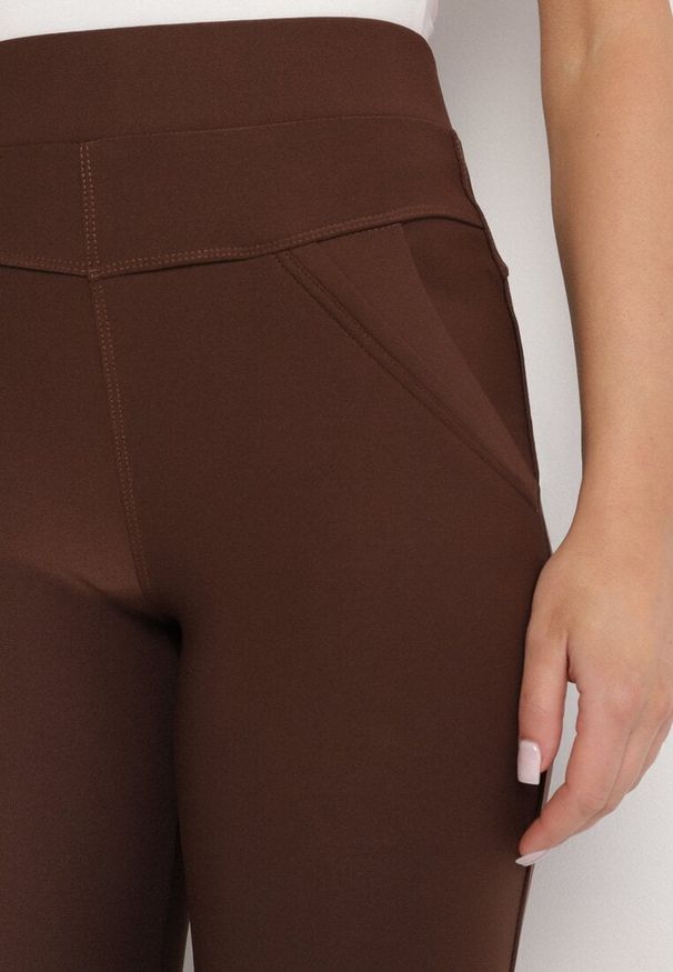 Born2be - Brązowe Spodnie o Dopasowanym Kroju z Gumką w Talii i Kieszeniami Rizenna. Okazja: na co dzień. Kolor: brązowy. Styl: klasyczny, casual, elegancki