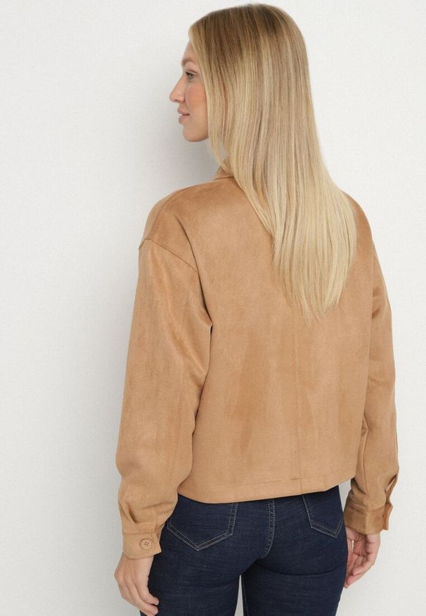 Born2be - Beżowa Koszulowa Kurtka z Imitacji Zamszu z Ozdobnymi Przeszyciami Arenella. Kolor: beżowy. Materiał: zamsz