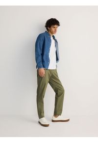 Reserved - Spodnie chino slim fit - oliwkowy. Kolor: oliwkowy. Materiał: tkanina, bawełna