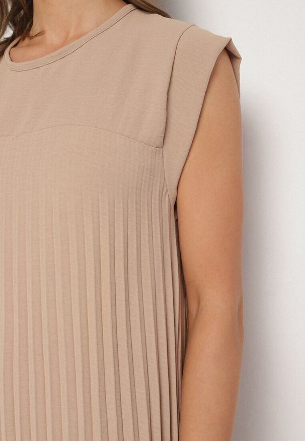 Born2be - Beżowa Plisowana Sukienka Mavence. Okazja: na co dzień. Kolor: brązowy. Wzór: nadruk. Styl: casual, klasyczny