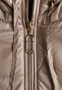 Born2be - Jasnobrązowa Kamizelka z Nieodpinanym Kapturem i Geometrycznym Pikowaniem Kalousa. Okazja: na co dzień. Kolor: brązowy. Materiał: jeans, dresówka. Długość rękawa: długi rękaw. Wzór: geometria. Styl: casual, klasyczny #2