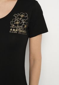 Born2be - Czarny T-shirt Koszulka z Trójkątnym Dekoltem z Bawełny Ozdobiona Nadrukiem Elanoa. Okazja: na co dzień. Kolor: czarny. Materiał: bawełna. Wzór: aplikacja, nadruk. Styl: elegancki, casual