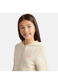 Bluza dziecięca New Balance YT61P93CLIN – beżowa. Kolor: beżowy. Materiał: poliester, bawełna, materiał. Wzór: aplikacja, napisy. Styl: sportowy #2