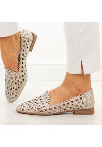 Beżowe skórzane ażurowe półbuty damskie Filippo Dp7710/26. Okazja: na co dzień. Nosek buta: okrągły. Kolor: beżowy. Szerokość cholewki: normalna. Wzór: ażurowy. Materiał: skóra. Sezon: wiosna, lato. Obcas: na płaskiej podeszwie. Styl: elegancki, klasyczny, casual #1