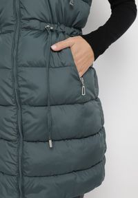 Born2be - Ciemnozielona Długa Kamizelka Dwustronna Zapinana na Suwak z Pikowaniem i Troczkiem w Pasie Heddemia. Kolor: zielony. Długość: długie. Wzór: gładki #2