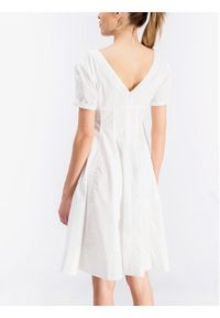 iBlues Sukienka codzienna Norme 72211292 Biały Regular Fit. Okazja: na co dzień. Kolor: biały. Materiał: bawełna. Typ sukienki: proste. Styl: casual #5