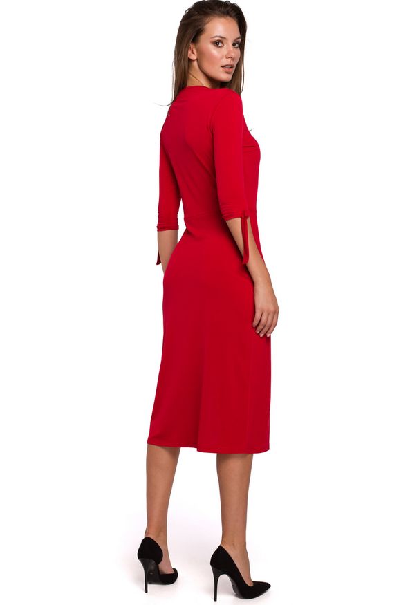 Makover - Elegancka sukienka prosty fason z rozcięciem. Okazja: na co dzień. Materiał: dzianina. Wzór: gładki. Typ sukienki: proste. Styl: elegancki, casual. Długość: midi
