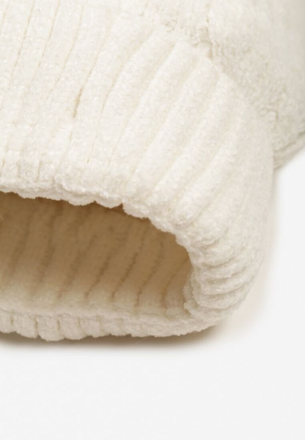 Born2be - Jasnobeżowa Czapka z Pomponem Zdobiona Warkoczowym Splotem Emmirae. Kolor: beżowy. Materiał: dzianina, jeans. Wzór: aplikacja, ze splotem. Styl: klasyczny, casual, elegancki, sportowy