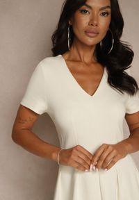Renee - Jasnobeżowa Casualowa Sukienka z Bawełną Zeredira. Okazja: na co dzień. Kolor: beżowy. Materiał: bawełna. Styl: casual