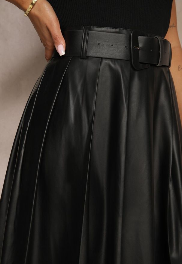 Renee - Czarna Plisowana Spódnica w Stylu Preppy o Rozkloszowanym Kroju High Waist z Paskiem Iriviel. Okazja: na co dzień, na imprezę. Stan: podwyższony. Kolor: czarny. Styl: casual, elegancki