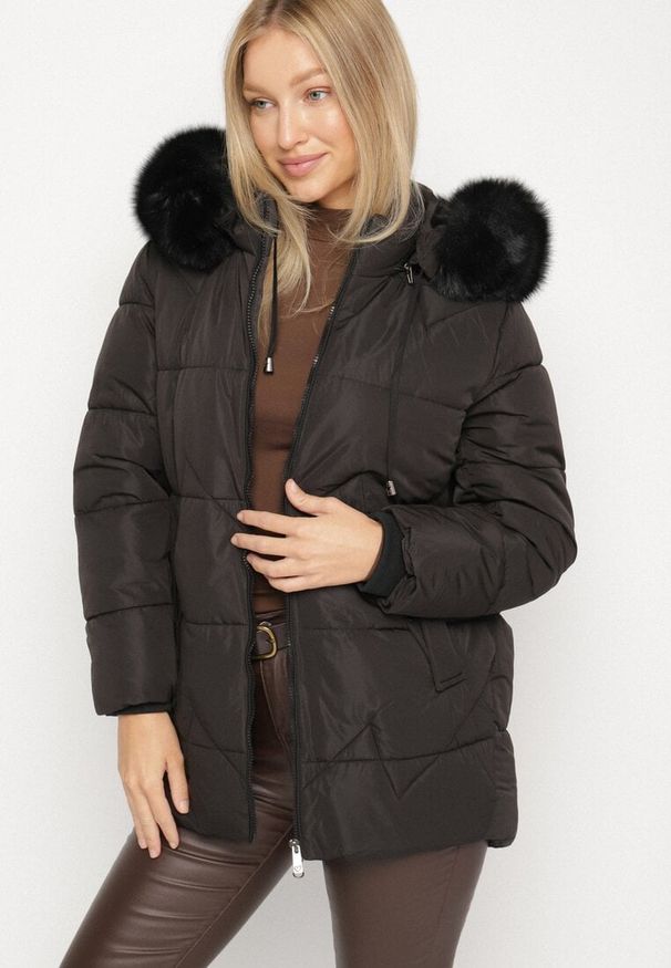 Born2be - Czarna Pikowana Kurtka z Kapturem z Futerkiem w Klasycznym Stylu Mindrie. Okazja: na spacer, na co dzień. Typ kołnierza: kaptur. Kolor: czarny. Materiał: futro. Wzór: aplikacja. Styl: klasyczny