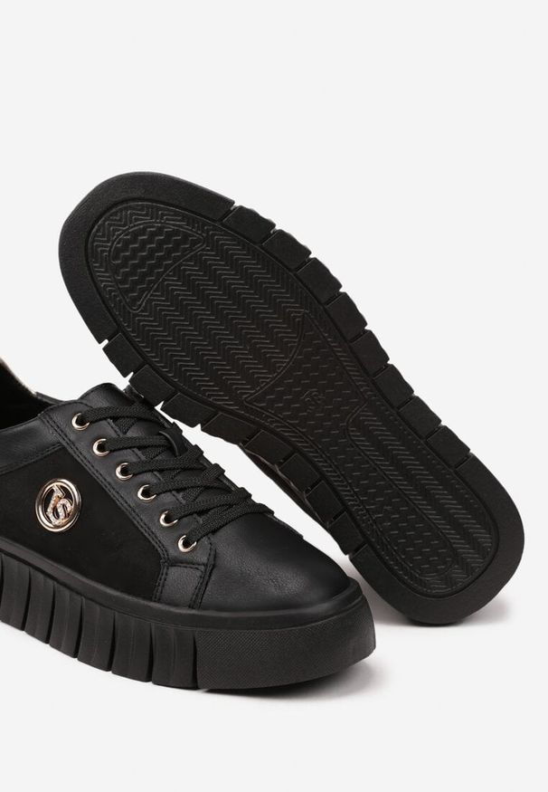 Born2be - Czarno-Złote Sneakersy Vices na Grubej Tłoczonej Podeszwie ze Sznurowaniem i Metaliczną Ozdobą Ulfedi. Okazja: na co dzień. Kolor: czarny. Materiał: satyna, jeans. Wzór: aplikacja