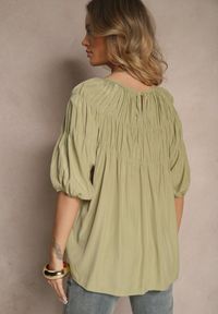Renee - Zielona Bluzka z Wiskozą o Fasonie Oversize z Gumkami w Ramionach Alirona. Okazja: na spacer. Kolor: zielony. Materiał: wiskoza. Styl: klasyczny, elegancki #3