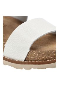 Białe Sandały Yokono Stylowe Obuwie Damskie Na Solidnej Podeszwie. Okazja: na co dzień, na spacer. Zapięcie: klamry. Kolor: biały. Materiał: skóra, materiał. Sezon: lato. Obcas: na platformie. Styl: elegancki #4