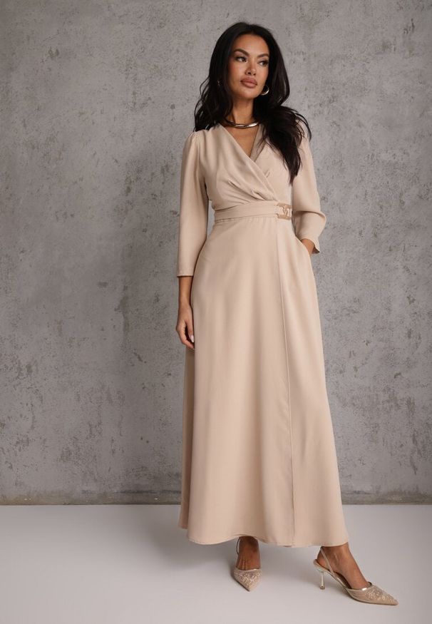 Renee - Beżowa Elegancka Sukienka o Kopertowym Kroju Zdobiona Aplikacją w Talii Zilendra. Kolor: beżowy. Wzór: aplikacja. Typ sukienki: kopertowe. Styl: elegancki
