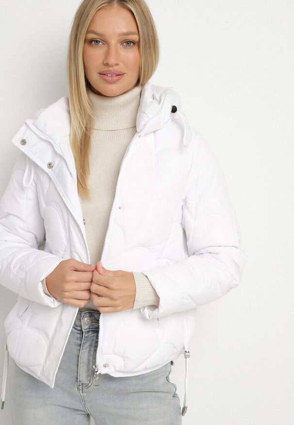 Born2be - Biała Pikowana Kurtka z Kapturem i Bocznymi Zdobieniami Ollenea. Okazja: na spotkanie biznesowe, na co dzień, do pracy, na spacer. Typ kołnierza: kaptur. Kolor: biały. Materiał: jeans. Wzór: aplikacja. Styl: biznesowy, casual, elegancki