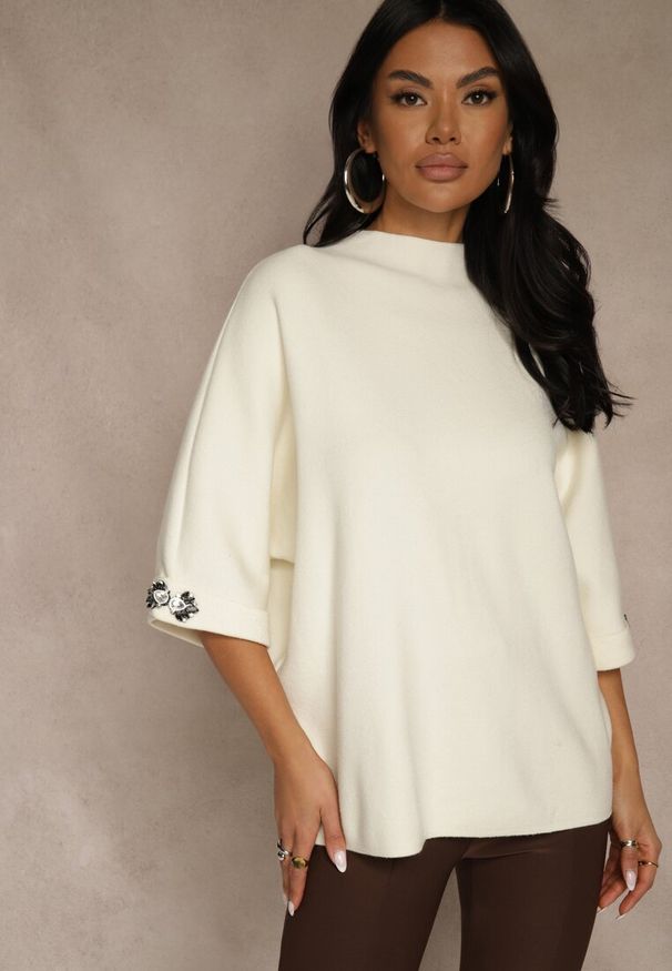 Renee - Jasnobeżowy Sweter z Cyrkoniami przy Rękawach Corentusa. Okazja: na co dzień. Kolor: beżowy. Materiał: jeans. Wzór: aplikacja. Styl: casual, elegancki