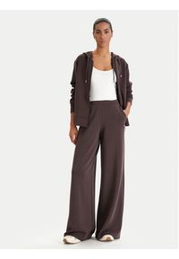 Guess Spodnie dresowe V4YB07 KCAY2 Brązowy Relaxed Fit. Kolor: brązowy. Materiał: syntetyk #2