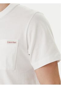 Calvin Klein Jeans T-Shirt LV04RF280G Biały Regular Fit. Kolor: biały. Materiał: bawełna #4