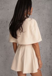 Renee - Beżowa Taliowana Sukienka w Eleganckim Stylu z Narzutką Typu Pelerynka Agatea. Kolor: beżowy. Styl: elegancki #4