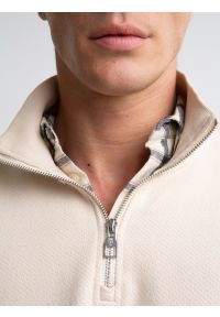 Big-Star - Bluza męska ze stójką kremowa Salih 103. Okazja: na co dzień. Typ kołnierza: kołnierzyk stójkowy. Kolor: biały. Materiał: dzianina, skóra, bawełna, wiskoza. Wzór: aplikacja. Styl: wizytowy, casual, elegancki #4